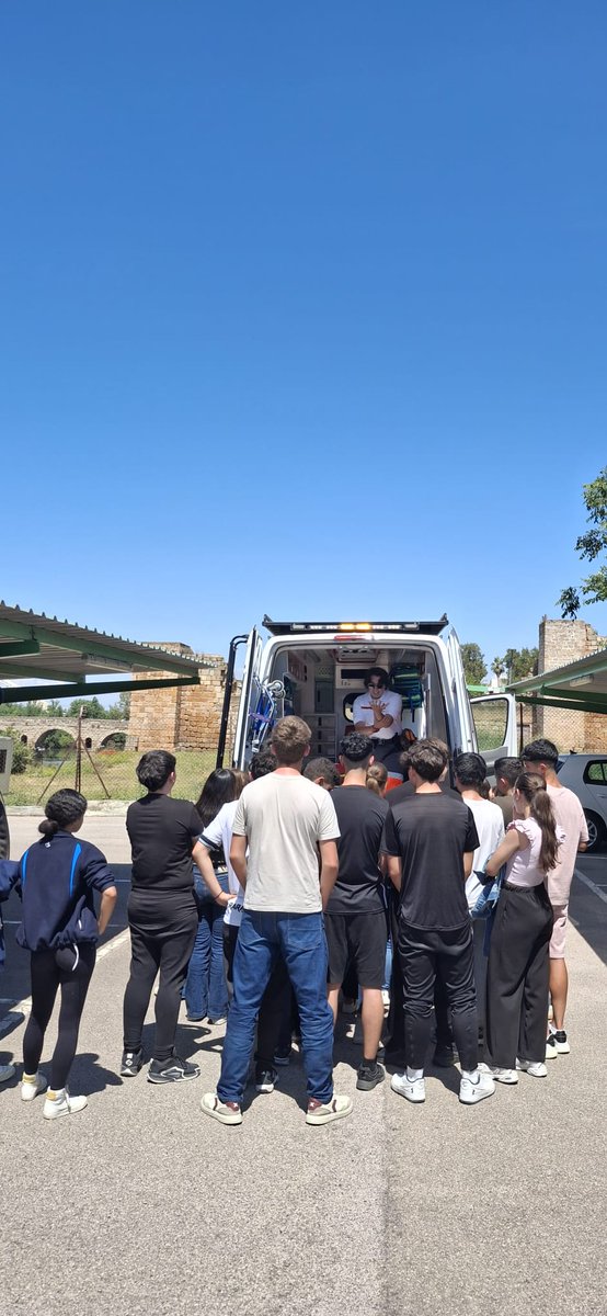 JuntaEx112's tweet photo. #Actividad_112 Hoy, nos hemos trasladado al Colegio Cooperativa Docente Santa Eulalia de #Mérida para dar a conocer la labor que realizamos en el Centro #112Extremadura a los alumnos de la ESO, @CruzRojaEX ha impartido taller de primeros auxilios.

👏🏼 Gracias, a todos los alumnos y docentes por el interés que habéis mostrado.🫂