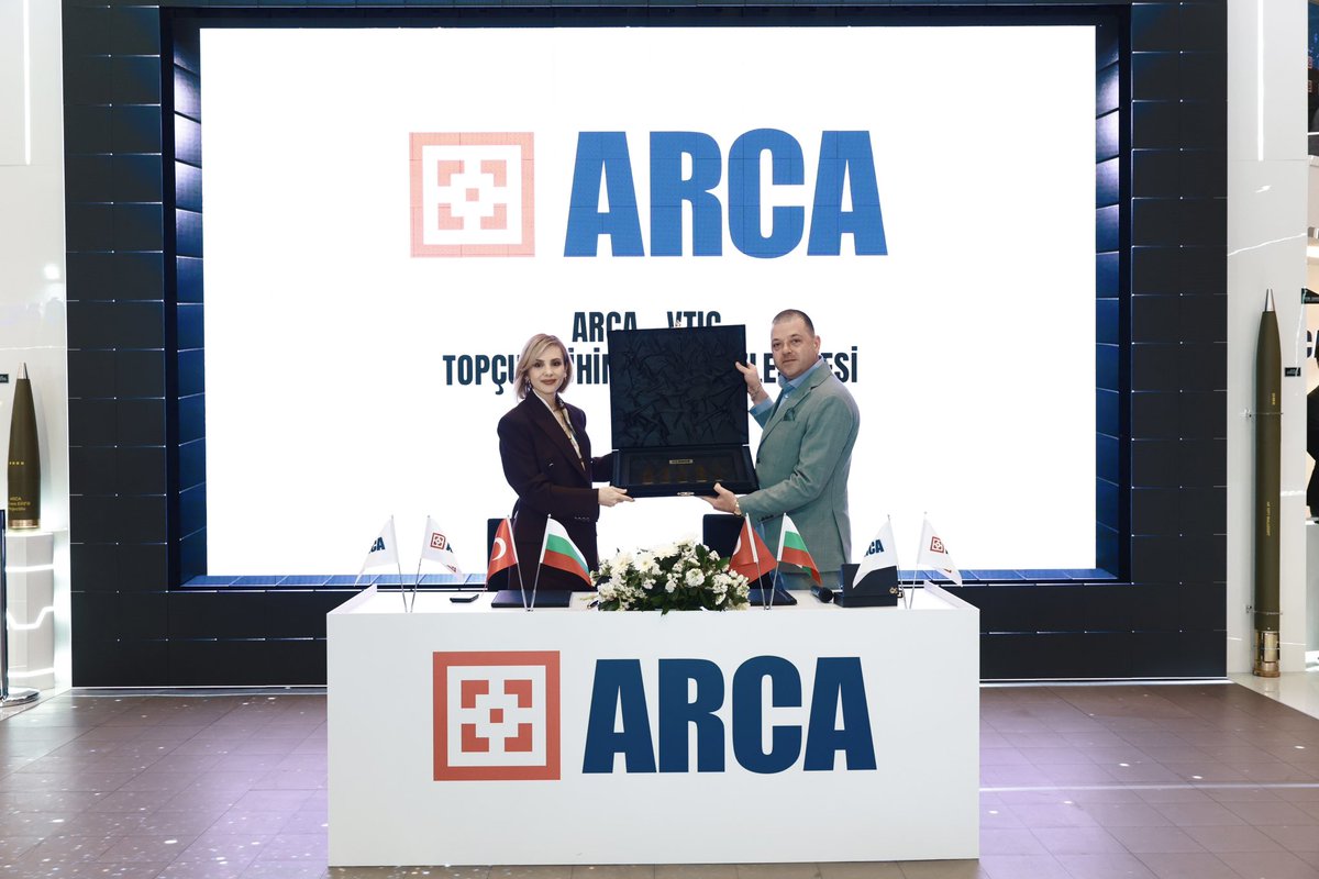 arcasavunma's tweet photo. Arca Savunma ve VTIC arasında 2.2 Milyar Dolarlık tarihi bir topçu mühimmatı sözleşmesi imzalandı. Genel Müdürümüz Sn. İlknur Dutak Pamir ve VTIC CEO'su Sn. Petar Vasilev'in imzalarıyla resmileşen bu dev anlaşma, küresel savunma sanayiindeki üretim gücümüzü ve ihracat vizyonumuzu bir kez daha taçlandırıyor.
Ülkemize ve sektörümüze hayırlı olsun.