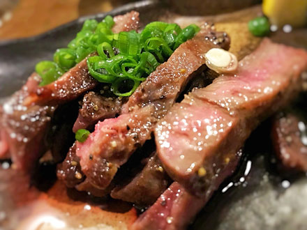 Aitle_Official's tweet photo. 🍢 串焼きおついち
下高井戸エリアで長く親しまれる串焼き居酒屋。炭火で丁寧に焼き上げる焼き鳥や串焼きを中心に、一品料理やお酒も楽しめるアットホームな一軒です。カウンター中心の落ち着いた空間で、仕事帰りの一杯や地元飲みにも使いやすい雰囲気。

📍 東京都世田谷区赤堤5-26-3
🚉 京王線・世田谷線「下高井戸駅」徒歩約5分
⏰ 営業時間：16:00〜翌0:00（L.O. 23:00）
🔒 定休日：火曜日（不定休あり）

アットホームな雰囲気で、一人飲みから少人数の飲み会まで使いやすい地元密着型の居酒屋！
#居酒屋 #東京