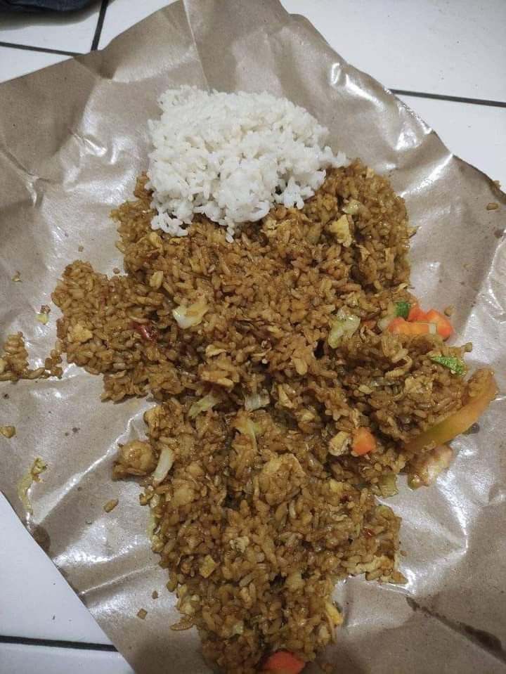 Cowo kalo makan          Cowo kalo makan
Sama cewenya                Sendiri