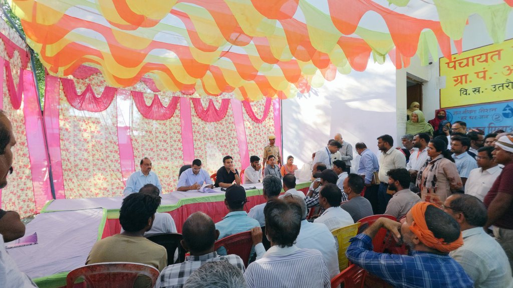 DMBalrampur's tweet photo. विकास खंड उतरौला के ग्राम पंचायत अमया देवरिया में चौपाल लगाकर ग्रामीणों से संवाद किया एवं जन कल्याणकारी योजनाओं के संतृप्तिकरण का फीडबैक प्राप्त किया।

 निर्देश दिए कि शिक्षा, स्वास्थ्य, पोषण, स्वच्छता एवं सामाजिक सुरक्षा योजनाओं का लाभ प्रत्येक पात्र व्यक्ति तक पहुंचाया जाए।

 ग्राम पंचायत में पात्र लाभार्थियों को योजनाओं से संतृप्त करने हेतु विशेष कैंप आयोजित किए जाएंगे।
@CMOfficeUP @UPGovt