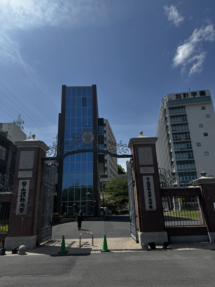 Ryotaro_xxx_'s tweet photo. 岡山理科大学の国際経営論にて、出身校として講演をしてきました。

自分が学部時代に教壇に立つとは思ってはいませんでしたが、このようにして、母校に恩返しが少しでもできているならうれしいなと思います。

学生が挑戦することを応援できるようになりたいなと思うと同時に、自分も成長していこうと思います‼️