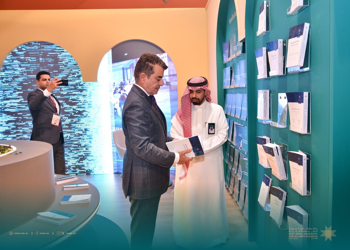 NAUSS_SA's tweet photo. معالي المدير العام لمنظمة العالم الإسلامي للتربية والعلوم والثقافة "إيسيسكو" د. سالم بن محمد المالك يزور جناح #جامعة_نايف_العربية في #معرض_الرباط_الدولي_للكتاب_2026، ويشيد بجهودها لتعزيز التعاون العربي المشترك، وتأصيل العلوم الأمنية، منوهًا بإصداراتها العلمية التي أثرت المكتبة الأمنية والعدلية المتخصصة.