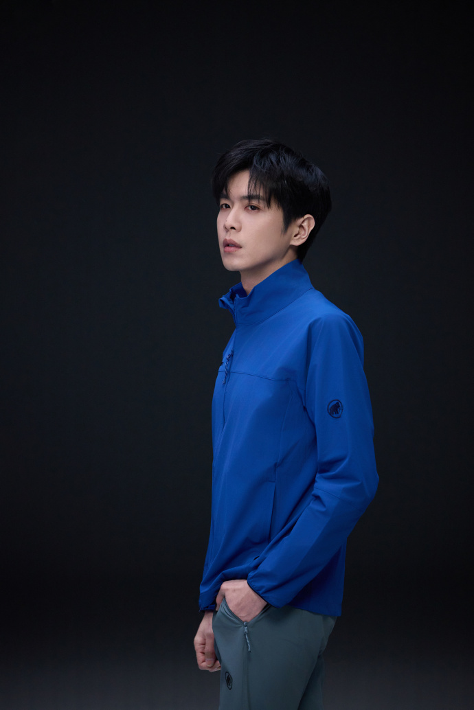ZhangRuoyunCN's tweet photo. Honing the craft behind the lens; every step carves its own path. @ZhangRuoyun behind-the-scenes footage delivery~
@mammut
#zhangruoyun #张若昀 #mammut #cdrama #張若昀
Cr. Weibo 张若昀STUDIO https://t.co/OqcDtxtG6B