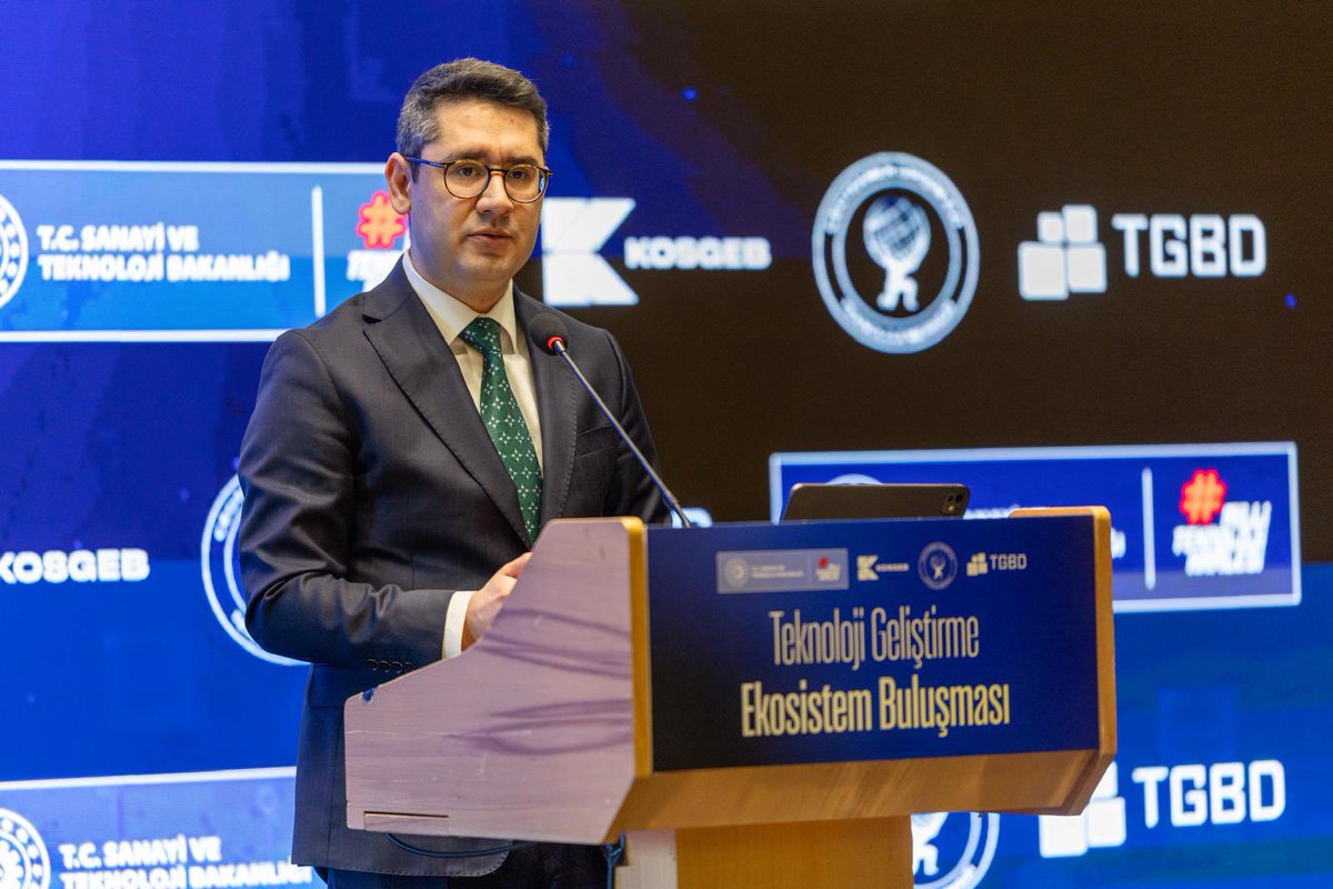 Kosgeb's tweet photo. 🚀 KOBİ’lerin dijital dönüşüm süreçlerini odağına alan “Teknoloji Geliştirme Ekosistem Buluşması”nı; Sanayi ve Teknoloji Bakan Yardımcısı @mkgonullu , KOSGEB Başkanı @asibrahimcioglu ile kamu, üniversite ve özel sektör temsilcilerinin katılımıyla gerçekleştirdik.

Etkinlikte;

🔹 Girişimcilik ve inovasyon ekosisteminin geliştirilmesi,

🔹 Üniversite-sanayi-kamu iş birliklerinin güçlendirilmesi,

🔹 Destek mekanizmalarının etkinliğinin artırılması,

🔹 KOBİ’lerin dijital dönüşüm süreçlerinin hızlandırılması

başlıklarında değerlendirmelerde bulunduk.

📌 Girişimlerin kuruluşundan ticarileşme ve küresel pazarlara açılma süreçlerine kadar sunduğumuz desteklerle; güçlü, koordineli ve sürdürülebilir bir teknoloji geliştirme ekosistemi için çalışmalarımıza devam ediyoruz.

@TGBDernegi @ceotekmer 

#KOSGEBYanında 💫