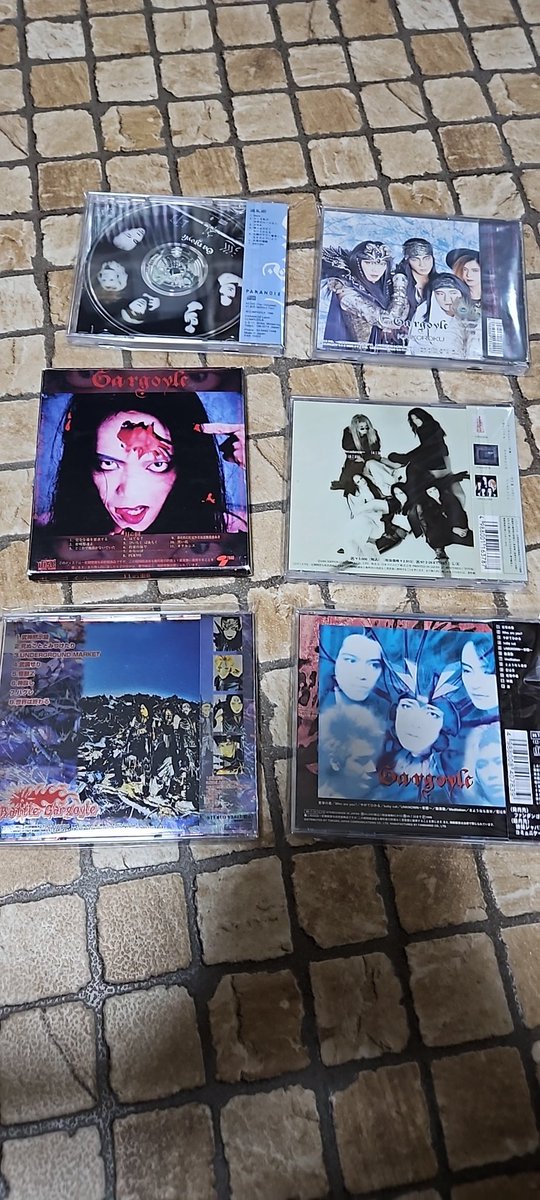 ガーゴイル

CDが沢山あったので買いました。
昔から月の棘のジャケットは知ってて、気になってたのでようやく聴けます👍✨️