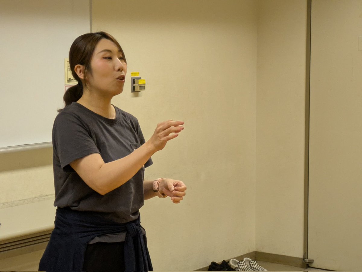doni_oshi's tweet photo. 【今日の #どにちオシゴト】
藤田による月一レッスン！
本日はダンスを使った表現にチャレンジ。
下手でもいい。大事なのは表情！ダンサーは「顔（ガン）サー」ですから☺️

終盤、ようやく良い表情になってきました！このエネルギーを芝居にぶつけたい！
#フユノアジサイ https://t.co/H8d1ZiBIkv