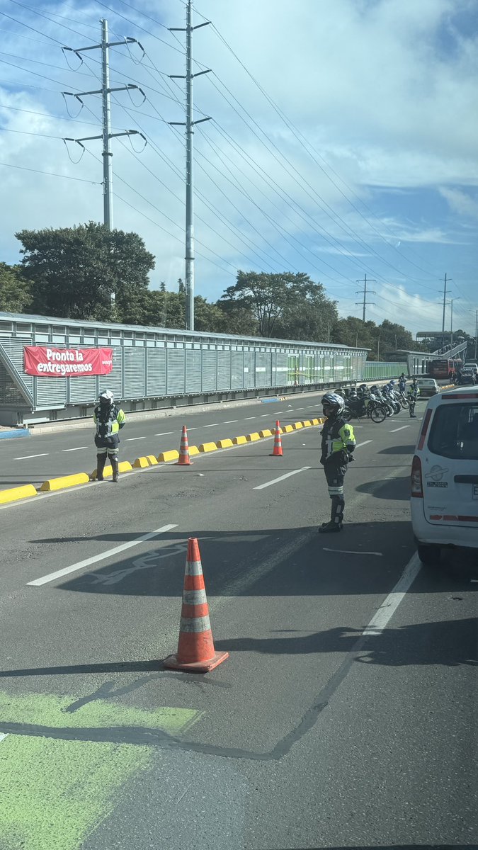 amayorgar's tweet photo. @SectorMovilidad la autopista norte colapsada y tránsito cerrando un carril! Indolentes!! https://t.co/1URvE8uwfP