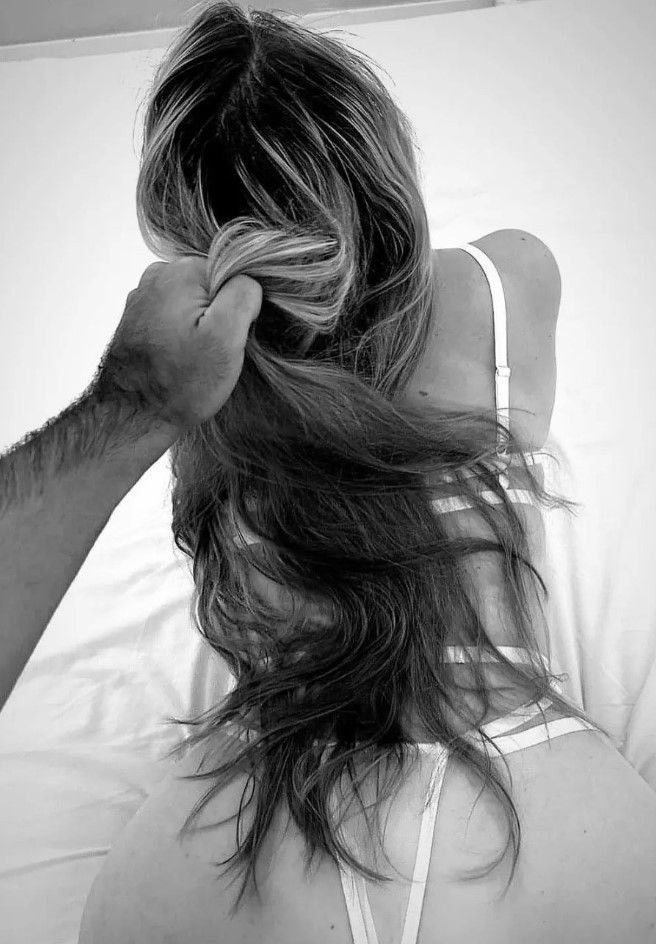 me falta(s)

    tu pelo entre los dedos...