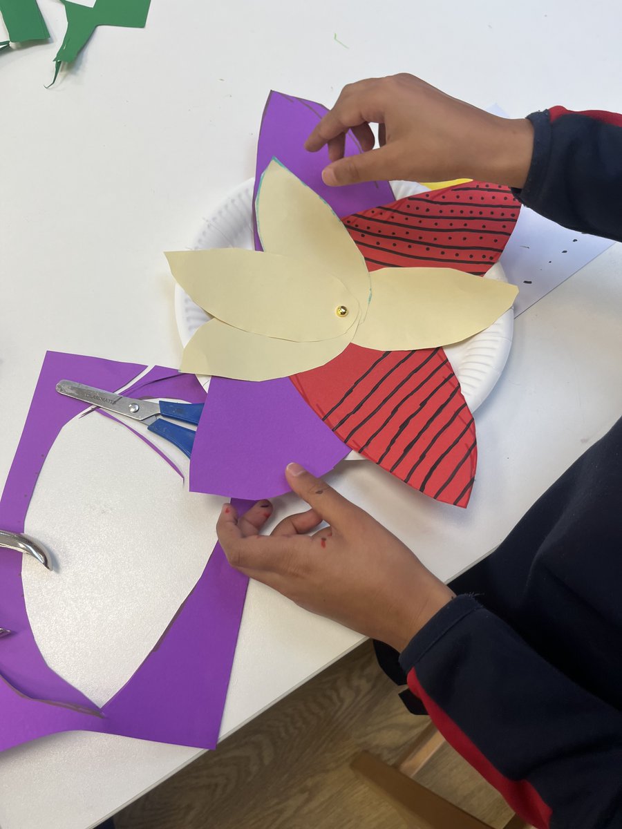 GeraldMooreGall's tweet photo. We had a great day at Blackheath Prep making sculptural paper flowers inspired by Georgia O’Keefe paintings!

For State schools, The Gallery offers free art workshops and exhibition tours to Primary and Secondary Schools inspired by our exhibitions. https://t.co/OKcucH4Aa3 https://t.co/kH0px993mr