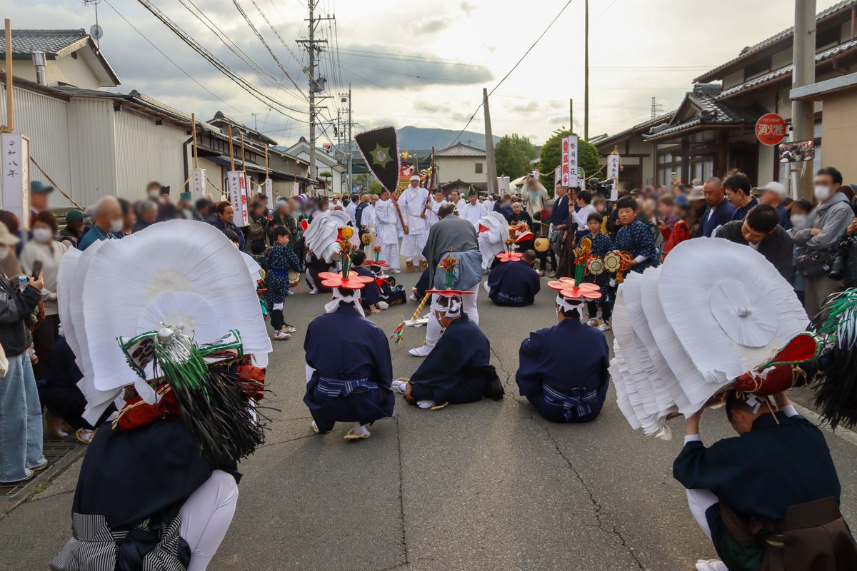 citychikuma's tweet photo. 【秘書広報課】

4月29日（水・祝）、雨宮地区の雨宮坐日吉神社で「雨宮の御神事」が9年ぶりに通常開催されました。
市内唯一の国の重要無形民俗文化財であり、全国的にも珍しい「橋懸り」が見どころです。

ちくまトピックス👇
https://t.co/DyMe7I3XhE

FB👇 
https://t.co/7cekYDC3hk

#千曲市 #雨宮の御神事
