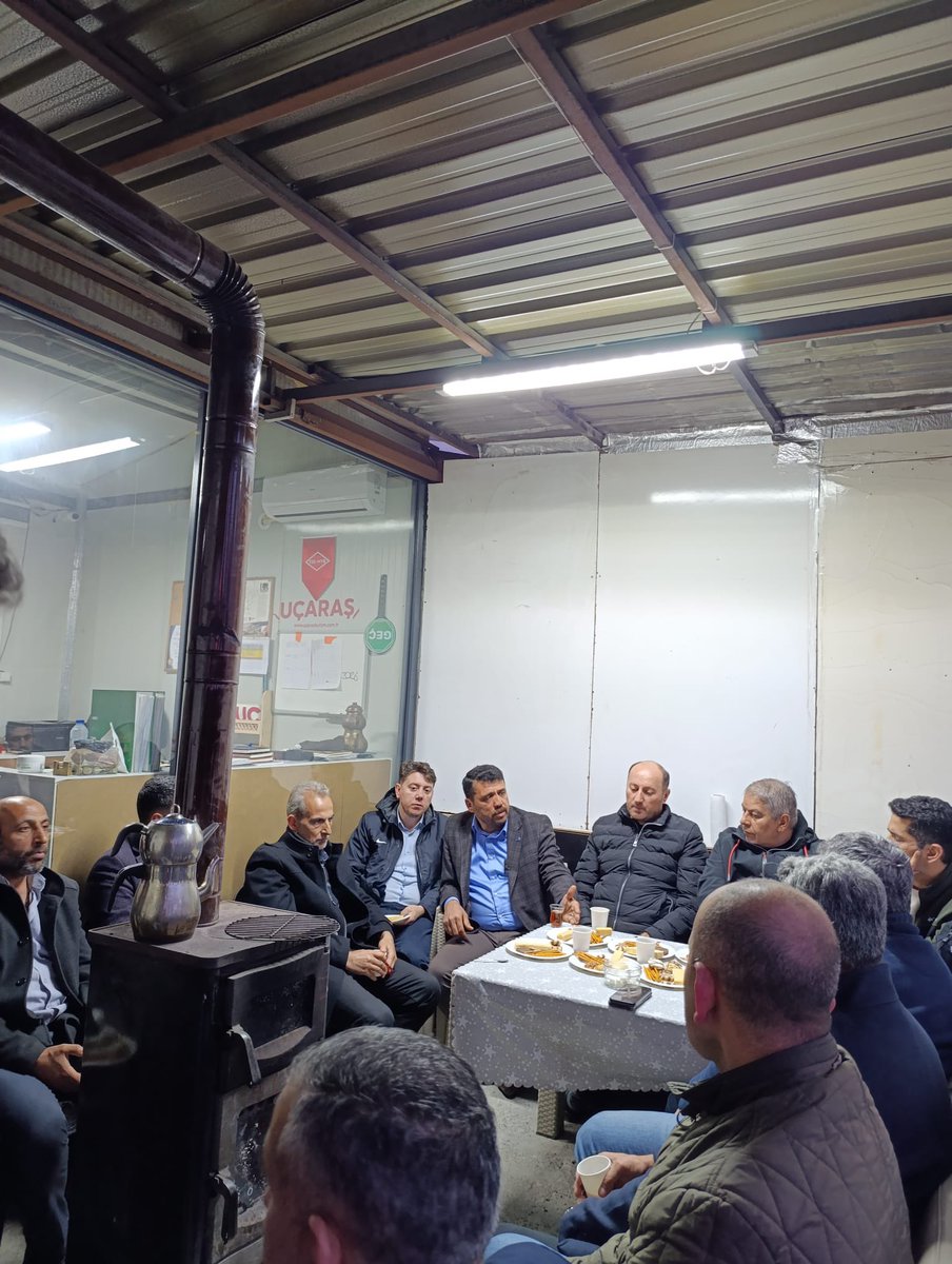 Apartisancaktpe's tweet photo. Osmangazi Mahallesi’nde teşkilat mensuplarımızla bir araya gelerek verimli bir toplantı gerçekleştirdik. Birlik ve dayanışma içerisinde mahallemize dair istişarelerde bulunurken, kadın kollarımız da kıymetli hemşehrilerimizi evlerinde ziyaret ederek gönül köprüleri kurdu. https://t.co/FdvsChlgYt