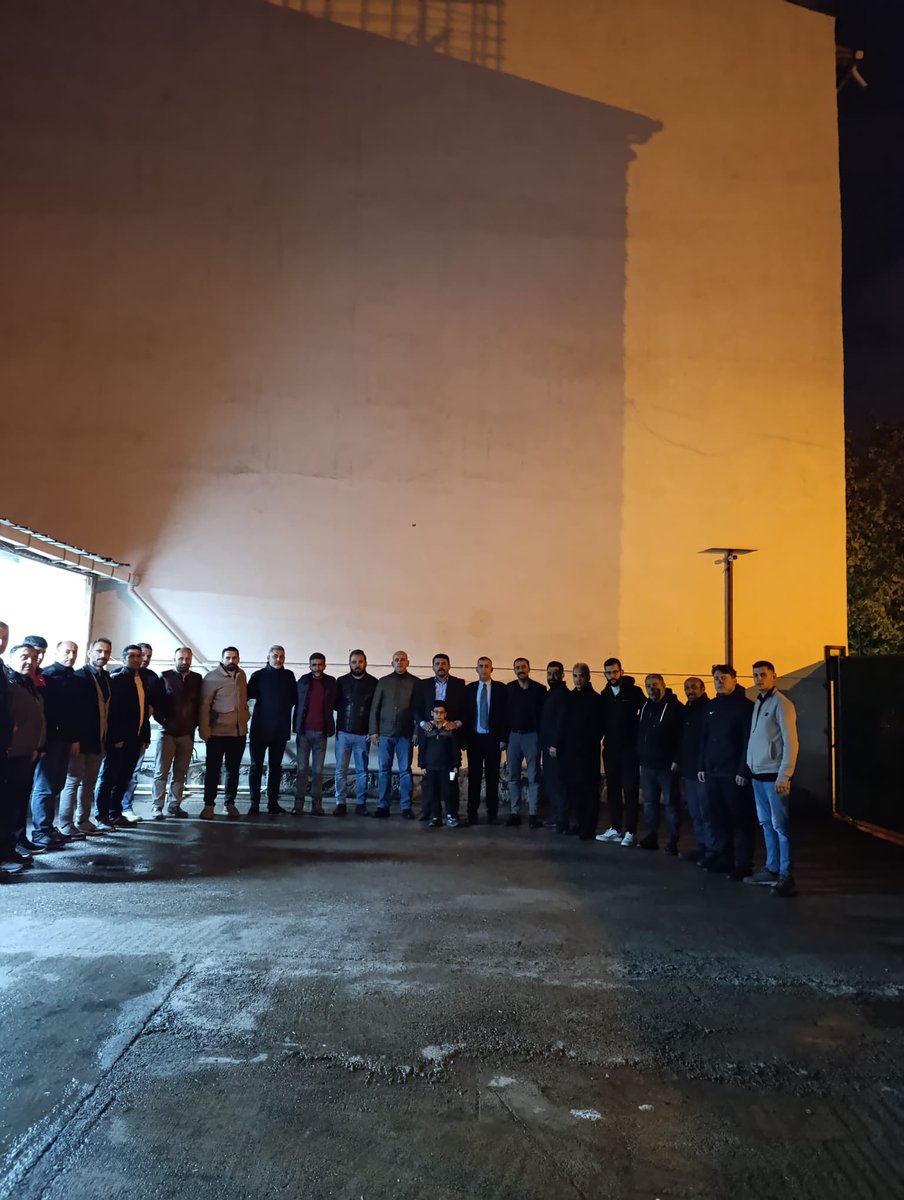 Apartisancaktpe's tweet photo. Osmangazi Mahallesi’nde teşkilat mensuplarımızla bir araya gelerek verimli bir toplantı gerçekleştirdik. Birlik ve dayanışma içerisinde mahallemize dair istişarelerde bulunurken, kadın kollarımız da kıymetli hemşehrilerimizi evlerinde ziyaret ederek gönül köprüleri kurdu. https://t.co/FdvsChlgYt