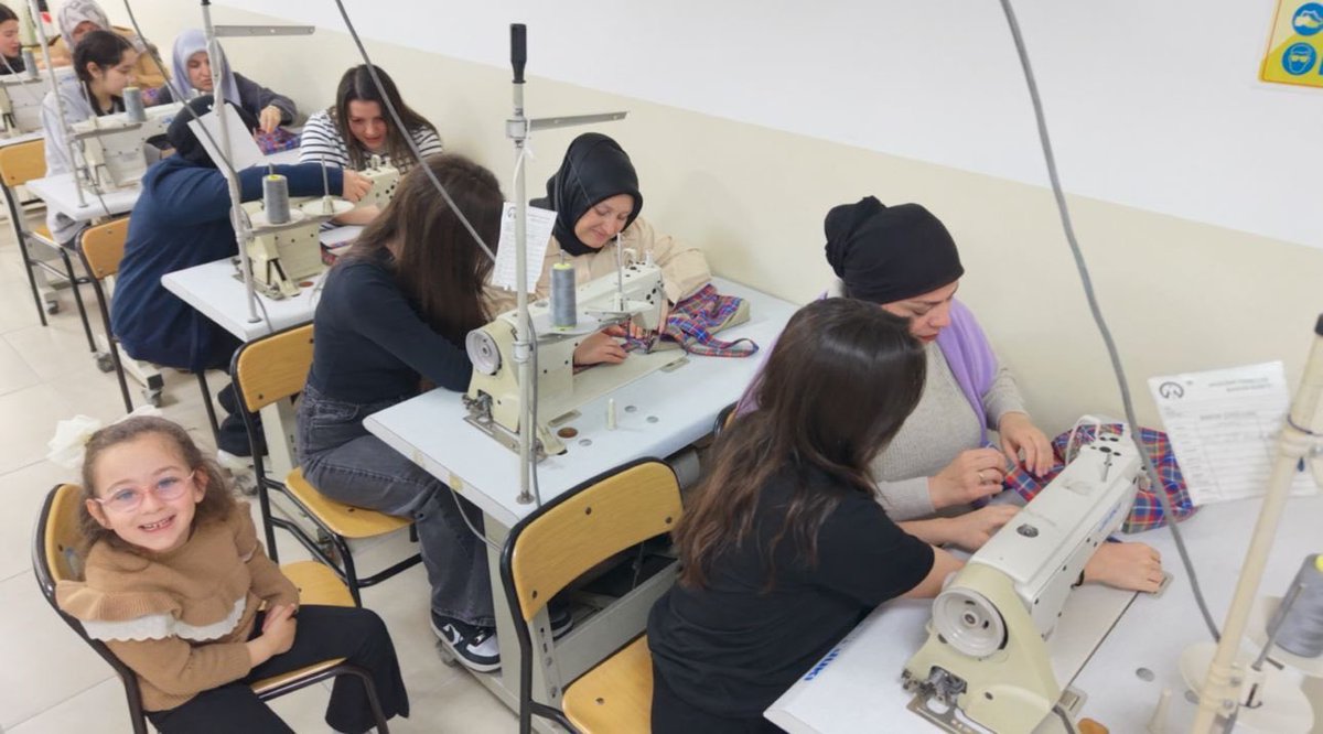 samsunmem's tweet photo. “Maarifin Kalbinde Marifetli Gençlik” etkinlikleri kapsamında, Sema Cengiz Büberci MTAL Moda Tasarım Teknolojileri alanı 10. sınıf öğrencilerimiz, anneleriyle birlikte gerçekleştirdikleri “Anne-Kız Çanta Workshop” etkinliğinde hem birlikte üretmenin mutluluğunu yaşadılar hem de kendi diktikleri çantaları annelerine hediye ettiler.

@tcmeb @Yusuf__Tekin @tcmeb_mtegm @muratagar60