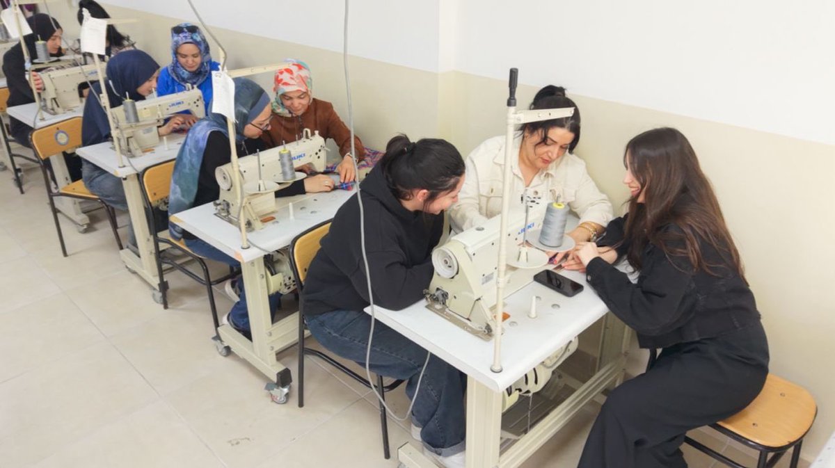 samsunmem's tweet photo. “Maarifin Kalbinde Marifetli Gençlik” etkinlikleri kapsamında, Sema Cengiz Büberci MTAL Moda Tasarım Teknolojileri alanı 10. sınıf öğrencilerimiz, anneleriyle birlikte gerçekleştirdikleri “Anne-Kız Çanta Workshop” etkinliğinde hem birlikte üretmenin mutluluğunu yaşadılar hem de kendi diktikleri çantaları annelerine hediye ettiler.

@tcmeb @Yusuf__Tekin @tcmeb_mtegm @muratagar60