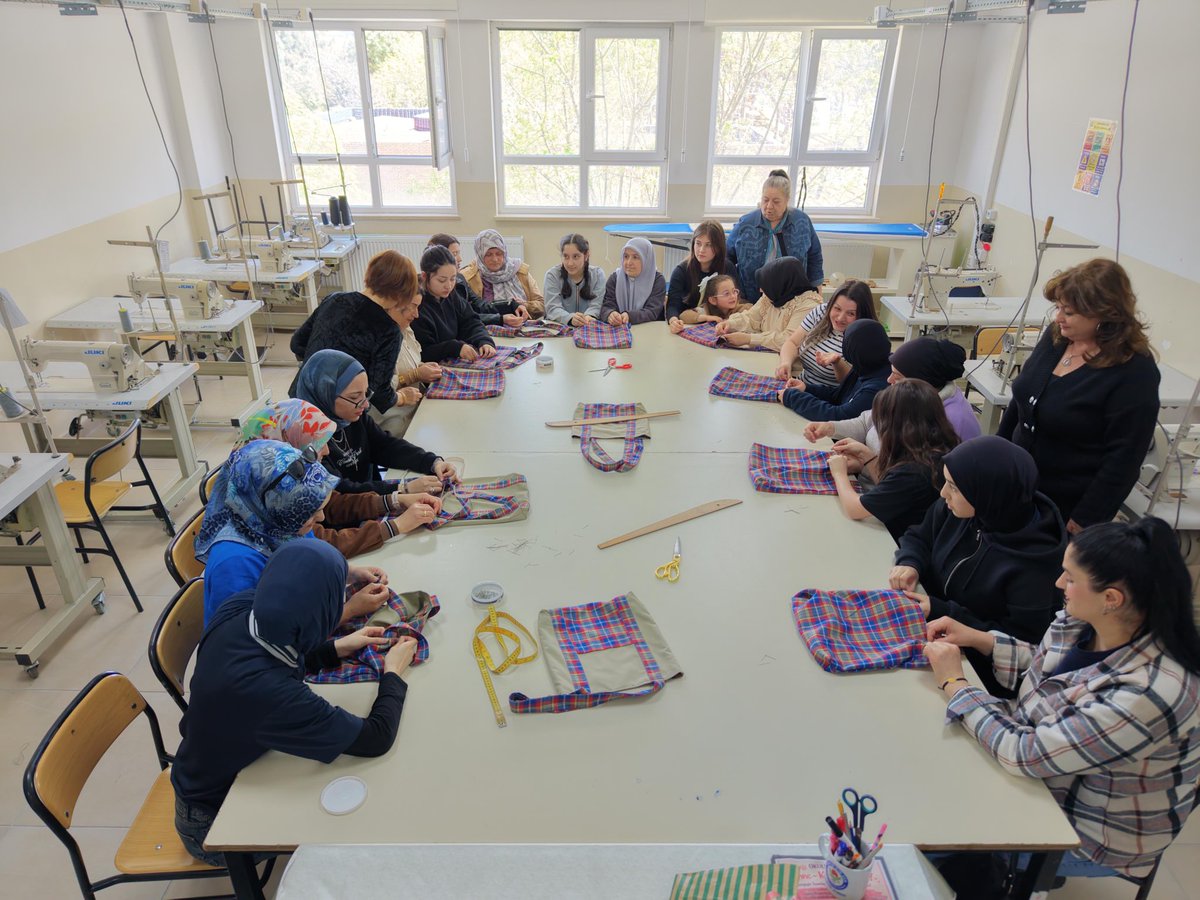 samsunmem's tweet photo. “Maarifin Kalbinde Marifetli Gençlik” etkinlikleri kapsamında, Sema Cengiz Büberci MTAL Moda Tasarım Teknolojileri alanı 10. sınıf öğrencilerimiz, anneleriyle birlikte gerçekleştirdikleri “Anne-Kız Çanta Workshop” etkinliğinde hem birlikte üretmenin mutluluğunu yaşadılar hem de kendi diktikleri çantaları annelerine hediye ettiler.

@tcmeb @Yusuf__Tekin @tcmeb_mtegm @muratagar60