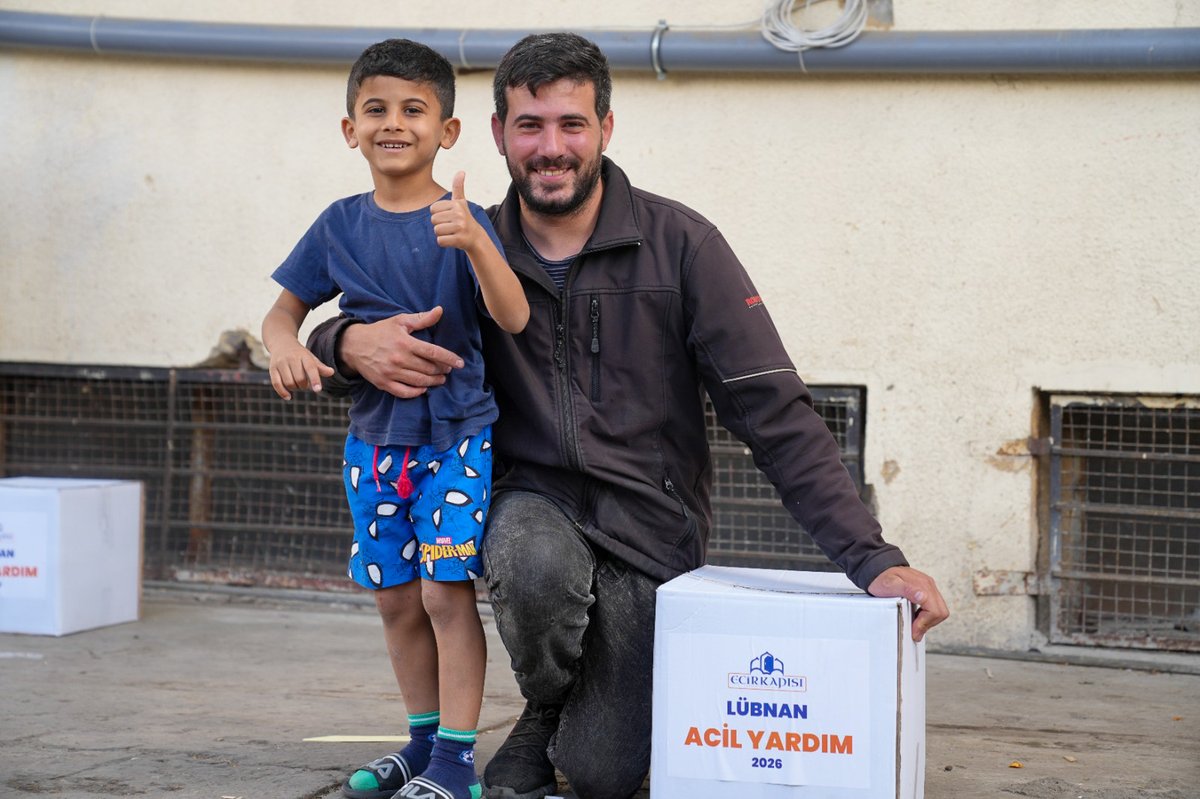 ecirkapisitr's tweet photo. 📍 LÜBNAN - ACİL YARDIM

Gazze’de görece ateşkesin ardından İsrail saldırganlığını Lübnan’ın güneyine taşıdı. Artan saldırılar sebebiyle evlerini terk ederek Beyrut ve çevre bölgelere göç etmek zorunda kalan, okullara ve geçici barınma alanlarına sığınan savaş mağduru ailelere gıda yardımında bulunduk.

Ecir Kapısı Derneği olarak, savaşın ve zorunlu göçün ağır yükünü omuzlayan mazlumların yanında olmaya devam ediyoruz. Rabbimizden niyazımız; yapılan yardımların ihtiyaç sahibi ailelere umut olması ve tüm beldelere huzur, güven ve selamet nasip etmesidir. 🤲