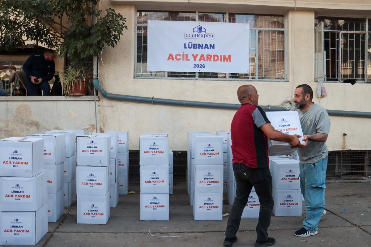 ecirkapisitr's tweet photo. 📍 LÜBNAN - ACİL YARDIM

Gazze’de görece ateşkesin ardından İsrail saldırganlığını Lübnan’ın güneyine taşıdı. Artan saldırılar sebebiyle evlerini terk ederek Beyrut ve çevre bölgelere göç etmek zorunda kalan, okullara ve geçici barınma alanlarına sığınan savaş mağduru ailelere gıda yardımında bulunduk.

Ecir Kapısı Derneği olarak, savaşın ve zorunlu göçün ağır yükünü omuzlayan mazlumların yanında olmaya devam ediyoruz. Rabbimizden niyazımız; yapılan yardımların ihtiyaç sahibi ailelere umut olması ve tüm beldelere huzur, güven ve selamet nasip etmesidir. 🤲