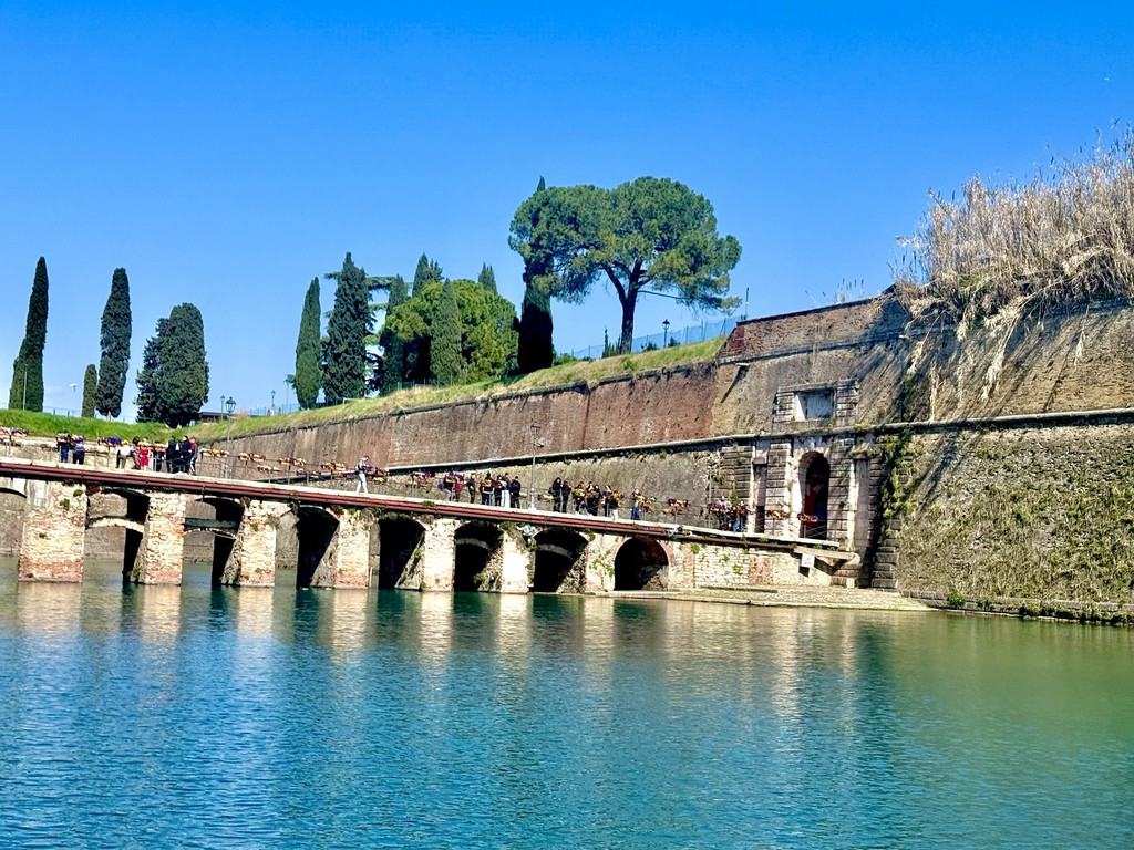 "From the water, the scale of the Venetian defences becomes properly legible — the angled bastions rising from the lake, the cannon ports embedded in the brickwork, the sheer mass of the walls" lttr.ai/Ap3T6

#italy #venetianfortresses #unesco