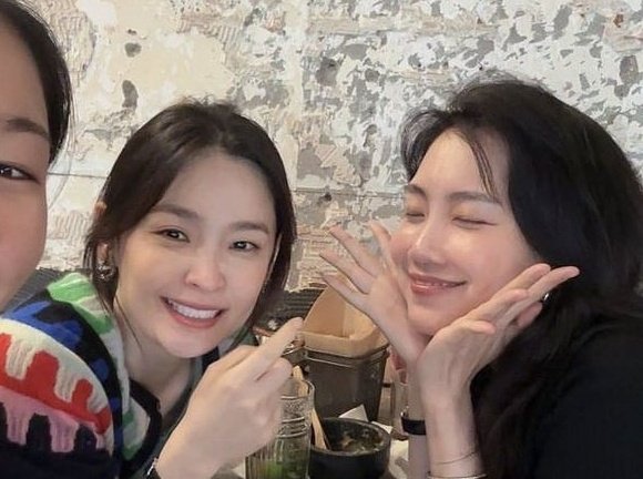 midobirb's tweet photo. the possible reunion at the 62nd baeksang arts awards tomorrow 🫂 https://t.co/ksfF2GqKZT
