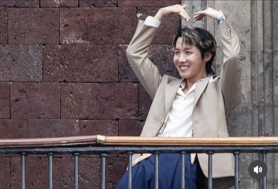 ReadingStargaze's tweet photo. No idea who this photographer is but I love their picture of #jhope so much https://t.co/7KGly9rijV