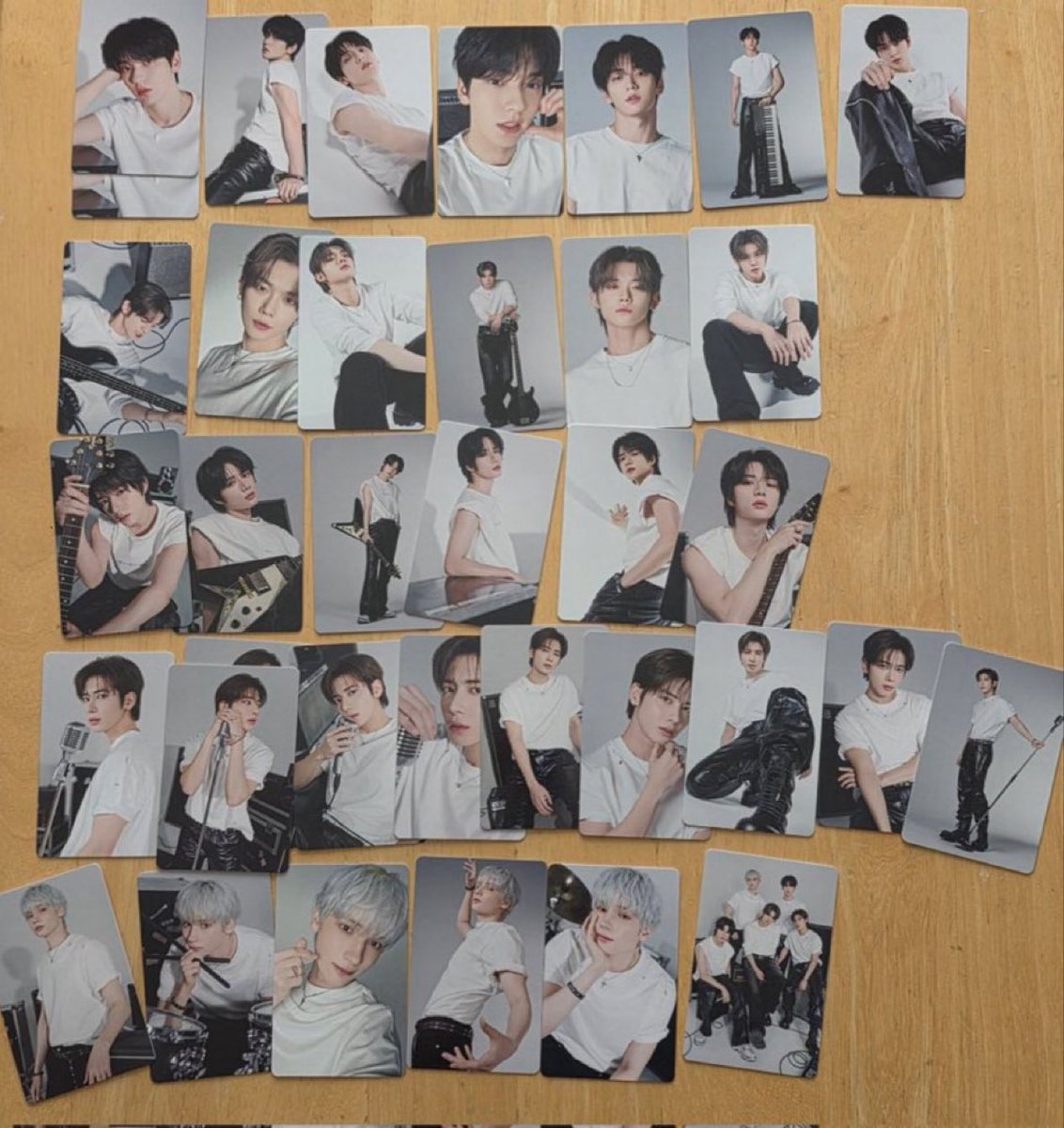 so basically in a band txt would be: 

soobin-keyboardist 
kai-drums 
yeonjun-guitar 
beomgyu-bassist 
taehyun-lead singer