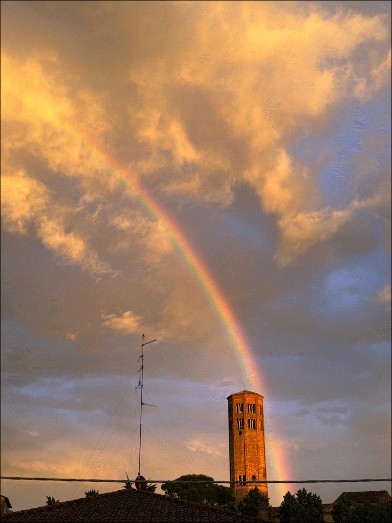 faenzanet's tweet photo. Il campanile di Santa Maria Vecchia si staglia nel cielo acceso dal tramonto. L’arcobaleno che lo sfiora (quasi  mistico) aggiunge un tocco di meraviglia, trasformando questo profilo storico in un quadro vivente. Un’immagine magica che celebra la bellezza  senza tempo di Faenza https://t.co/SxENN11cQF