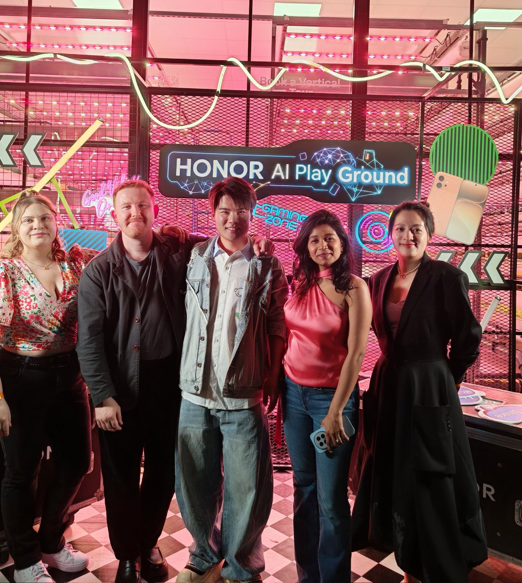bhavis's tweet photo. We officially launched the #HONOR600 Series in the UK 🇬🇧
150+ top media &amp; KOLs. Five London universities going wild with their AI short film challenge. The HONOR AI Playground night? Absolute spectacle ✨ @UKHonor https://t.co/LSHrdz2xjd