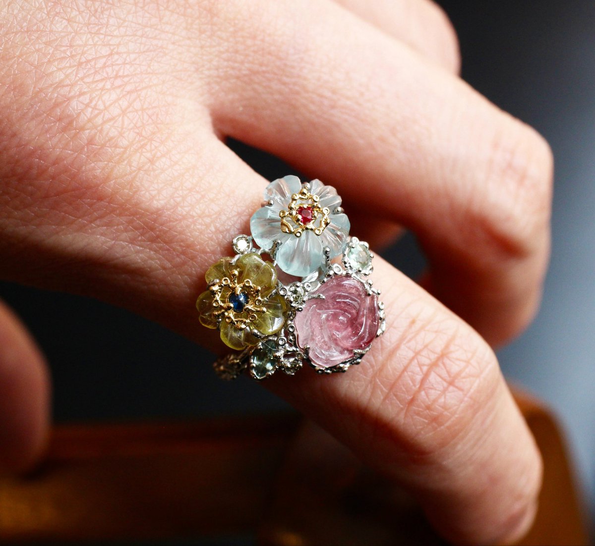 CLAS2009's tweet photo. 【新作紹介/New arrival】春ノ譜 -HARUNOUTA- 
Pt900 K18 tourmaline aquamarine sapphire brown-diamond ruby

暖かな春の日に奏でる旋律をイメージしたリング。
プラチナが引き立てる優しい彩りをお楽しみください。 https://t.co/tV0t5EKR3b