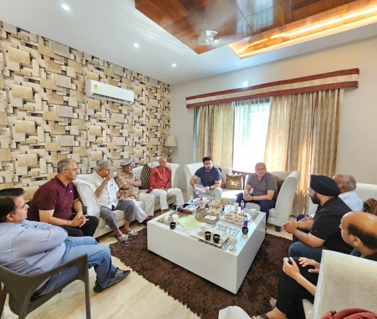 AkshaySharmaOrg's tweet photo. ਅੱਜ ਬਸੰਤ ਅਵੇਨਿਊ ਵਿੱਚ ਸਤਿਕਾਰਯੋਗ ਬਾਵਾ ਜੀ ਦੇ ਘਰ ਵਿਖੇ ਭਾਜਪਾ ਦੇ ਆਗੂਆਂ ਨਾਲ ਸਵੇਰ ਦੀ ਚਾਹ ਦਾ ਕੱਪ ਸਾਂਝਾ ਕੀਤਾ।
ਰਾਜੀਵ ਜੀ, ਬਹਾਦੁਰ ਜੀ, ਕੁਲਦੀਪ ਜੀ, ਧਨੀਰਾਮ ਜੀ, ਸ਼ਿਵਚਰਨ ਮਹਿਰਾ ਜੀ ਸਮੇਤ ਹੋਰ ਵੀ ਕਈ ਸਤਿਕਾਰਯੋਗ ਭਾਜਪਾ ਦੇ ਸੀਨੀਅਰ ਆਗੂਆਂ ਨੇ ਪਾਰਟੀ ਵਿੱਚ ਆਪਣੇ ਕੀਮਤੀ ਤਜਰਬੇ ਸਾਂਝੇ ਕੀਤੇ। https://t.co/KSqeGhzlHB