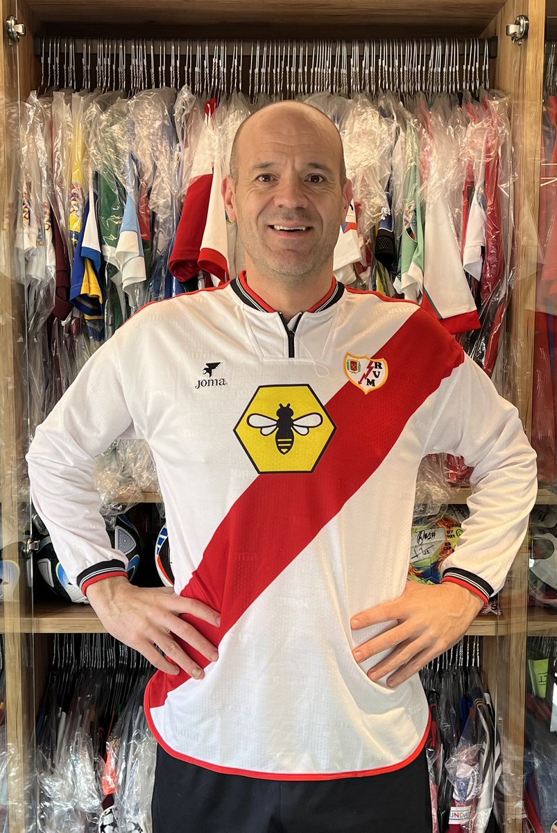 ildelima6's tweet photo. ‘Ese Rayito bueno’ me decía Poli Díaz 🥊🇪🇸 saliendo de entrenar en Vallecas. Hoy ese ‘Rayito’ puede hacer aún más historia…Vamos @RayoVallecano⚡️⚽️🇪🇸💪🏻Camiseta 4️⃣ De Quintana 🇪🇸 Copa UEFA 2000/2001 🤩 #rayovallecano #rumasa #jomasport #conferenceleague #andorra https://t.co/1l21cifloB