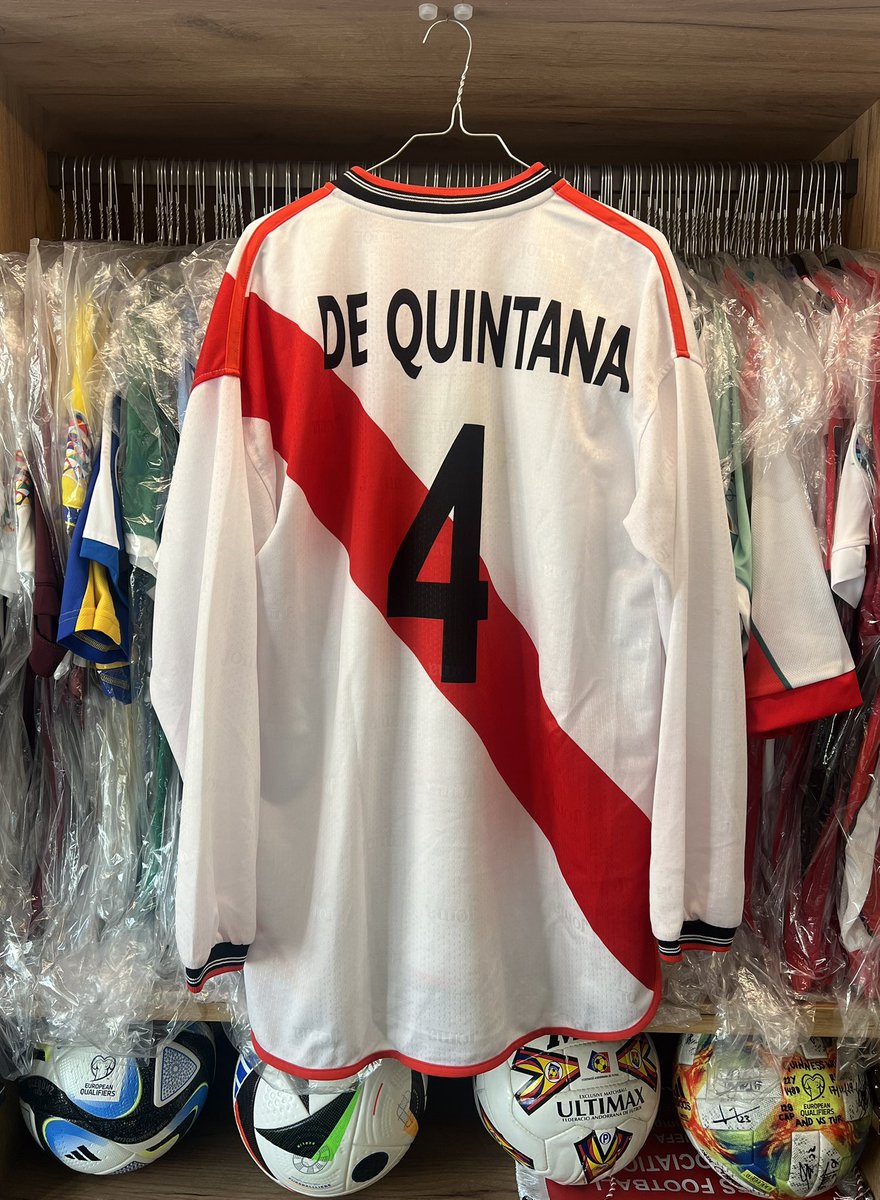 ildelima6's tweet photo. ‘Ese Rayito bueno’ me decía Poli Díaz 🥊🇪🇸 saliendo de entrenar en Vallecas. Hoy ese ‘Rayito’ puede hacer aún más historia…Vamos @RayoVallecano⚡️⚽️🇪🇸💪🏻Camiseta 4️⃣ De Quintana 🇪🇸 Copa UEFA 2000/2001 🤩 #rayovallecano #rumasa #jomasport #conferenceleague #andorra https://t.co/1l21cifloB