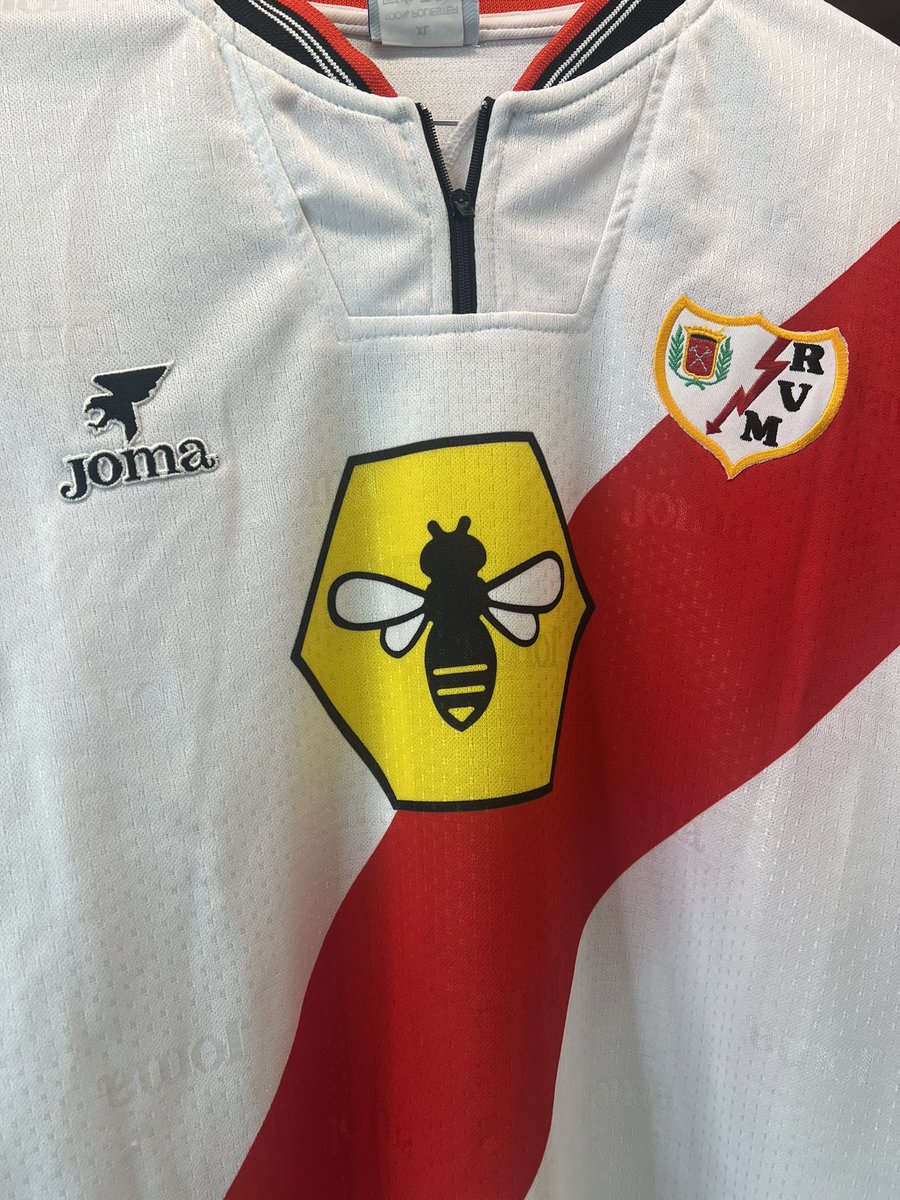 ildelima6's tweet photo. ‘Ese Rayito bueno’ me decía Poli Díaz 🥊🇪🇸 saliendo de entrenar en Vallecas. Hoy ese ‘Rayito’ puede hacer aún más historia…Vamos @RayoVallecano⚡️⚽️🇪🇸💪🏻Camiseta 4️⃣ De Quintana 🇪🇸 Copa UEFA 2000/2001 🤩 #rayovallecano #rumasa #jomasport #conferenceleague #andorra https://t.co/1l21cifloB