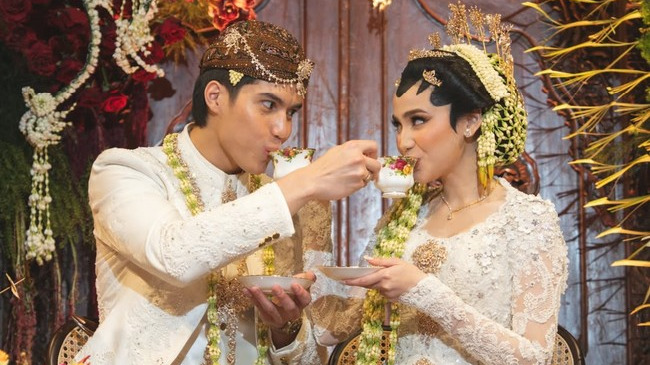 wolipop's tweet photo. Banyak selebriti wanita yang memilih menambahkan nama suami setelah menikah. Yang terbaru adalah Syifa Hadju.