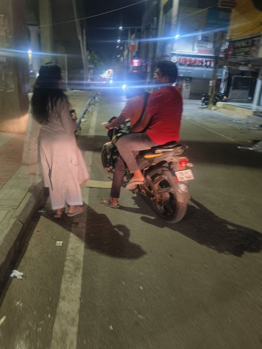 Swamykdk's tweet photo. Great job @SumathiIPS maam🙏. మహిళల భద్రత గురించి Ground పరిస్థితులు తెలుసుకోవడానికి సాధారణ మహిళలా రాత్రివేళ బయటికి వెళ్లి గ్రౌండ్ రియాలిటీని స్వయంగా పరిశీలించడం నిజంగా అభినందనీయం.
మీ dedication&amp;sincerity కి hats off maam 🙏.
@MalkajgiriCop
#SumathiIPS  #TelanganaPolice #safety https://t.co/NFLhegAt5r