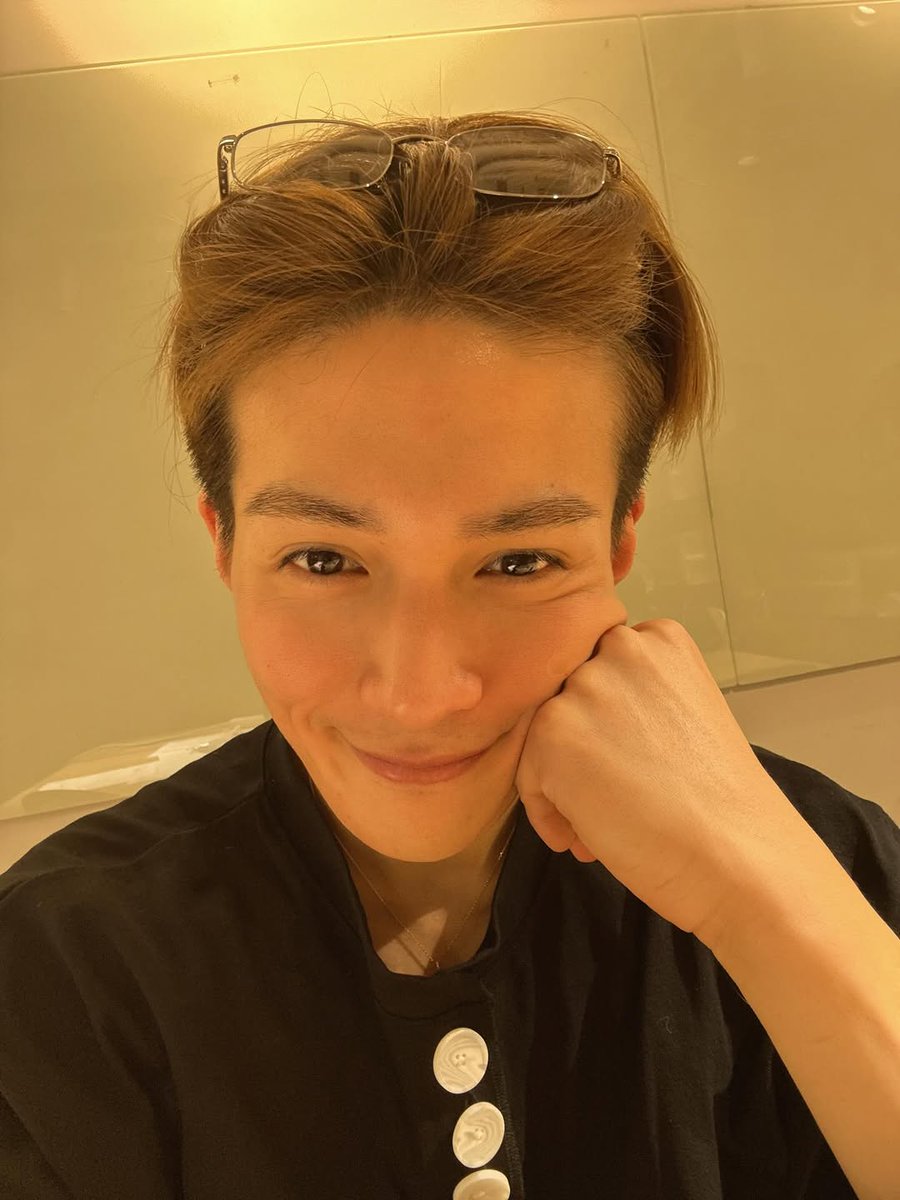 ゆせくんの昨日のインライ✨
ブレスレットくるくるしてるの一生懸命で可愛いかった💕
ケーキが出てきてびっくり笑顔なのもプレート落としてあわあわしたり、クリームを口の両端につけてたり...🤭
29歳もそういうほわほわな姿がたくさん見られそう😆🩵

#八木勇征