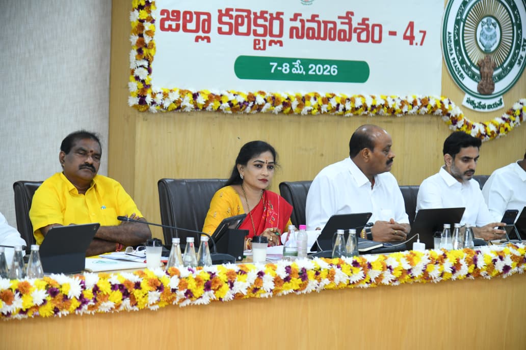 Anitha_TDP's tweet photo. గౌరవ ముఖ్యమంత్రి శ్రీ @ncbn గారి నాయకత్వంలో ఆంధ్రప్రదేశ్ అభివృద్ధి, సంపద సృష్టి దిశగా ముందుకు సాగుతోంది.

ఈరోజు జరిగిన కలెక్టర్ల సదస్సులో “సంపద సృష్టి ద్వారానే స్థిరమైన సంక్షేమం సాధ్యం” అని గౌరవ ముఖ్యమంత్రి గారు స్పష్టం చేశారు.

సదస్సులో వెల్లడించిన ముఖ్యాంశాలు:
* ₹23 లక్షల కోట్ల పెట్టుబడి ఒప్పందాలు
* 24 లక్షల ఉద్యోగాల లక్ష్యం
* ప్రజా సమస్యల 100% పరిష్కారంపై దృష్టి
* 2027 మార్చి నాటికి రెవెన్యూ రికార్డుల ఆధునీకరణ
* గ్రీన్ ఎనర్జీ, AI, క్వాంటమ్ టెక్నాలజీ రంగాల్లో ఏపీని అగ్రగామిగా తీర్చిదిద్దే లక్ష్యం

స్వర్ణాంధ్ర 2047 దిశగా రాష్ట్ర ప్రభుత్వం కట్టుబడి పనిచేస్తోంది.