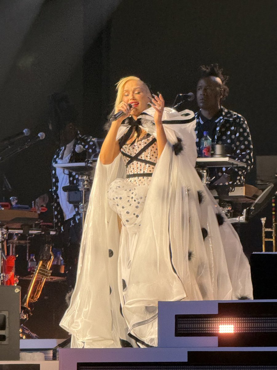 Catch_Chrissy's tweet photo. @gwenstefani looking right me and how am i supposed to sleep after this night??! best.  night.  ever.   @Vegas @SphereVegas @nodoubt https://t.co/RayvTYxzGB