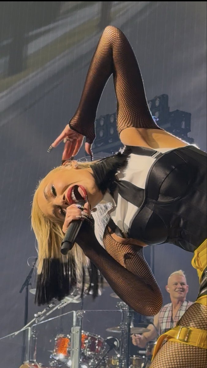 Catch_Chrissy's tweet photo. @gwenstefani looking right me and how am i supposed to sleep after this night??! best.  night.  ever.   @Vegas @SphereVegas @nodoubt https://t.co/RayvTYxzGB
