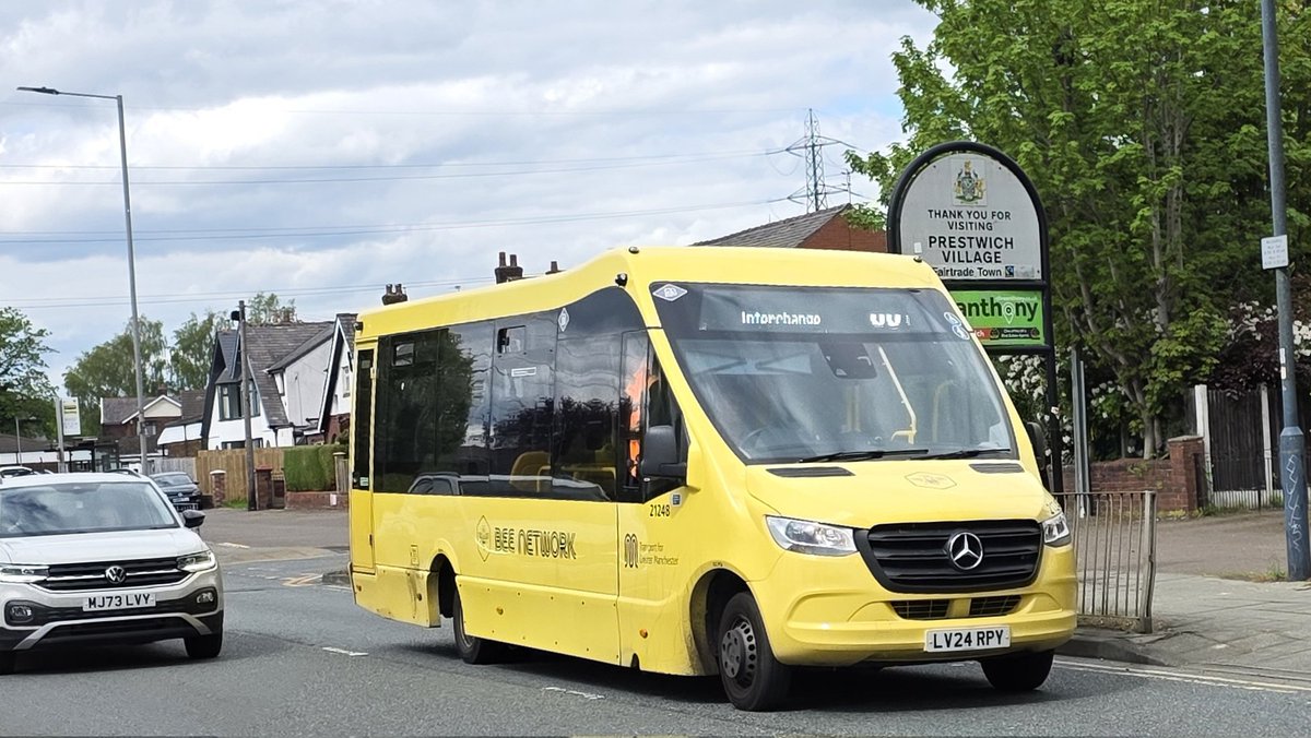 WC2512's tweet photo. 66 goes mini 👀🐝

@BeeNetwork @DiamondBusNW 21248 - LV24 RPY at #Prestwich Tesco yesterday afternoon working a 66 service back to #Eccles. https://t.co/7nNPvDXpx1