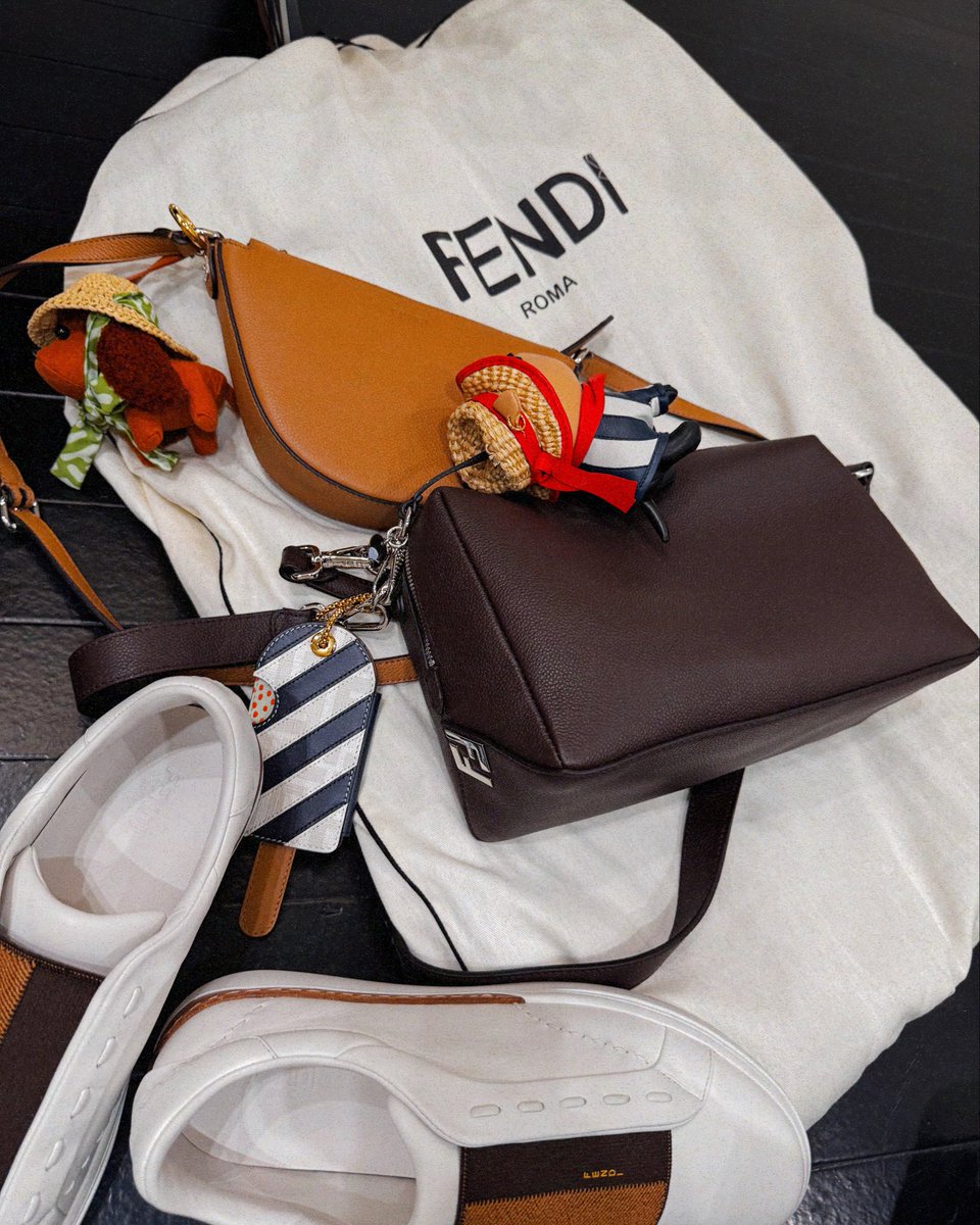หล่อคลีน! FENDI เผยภาพถ่ายแฟชั่นเซ็ตของ Bang Chan แบรนด์แอมบาสเดอร์ของ FENDI ในลุคสบายๆ จากพรีคอลเล็กชันฤดูใบไม้ร่วง/ฤดูหนาว 2026 มาในเสื้อจัมเปอร์ลายทาง เสื้อเชิ้ตสีน้ำเงินเข้ม แมตช์ด้วยกางเกงขาสั้น คอมพลีตลุคด้วยกระเป๋ารุ่น Melon และ Lui