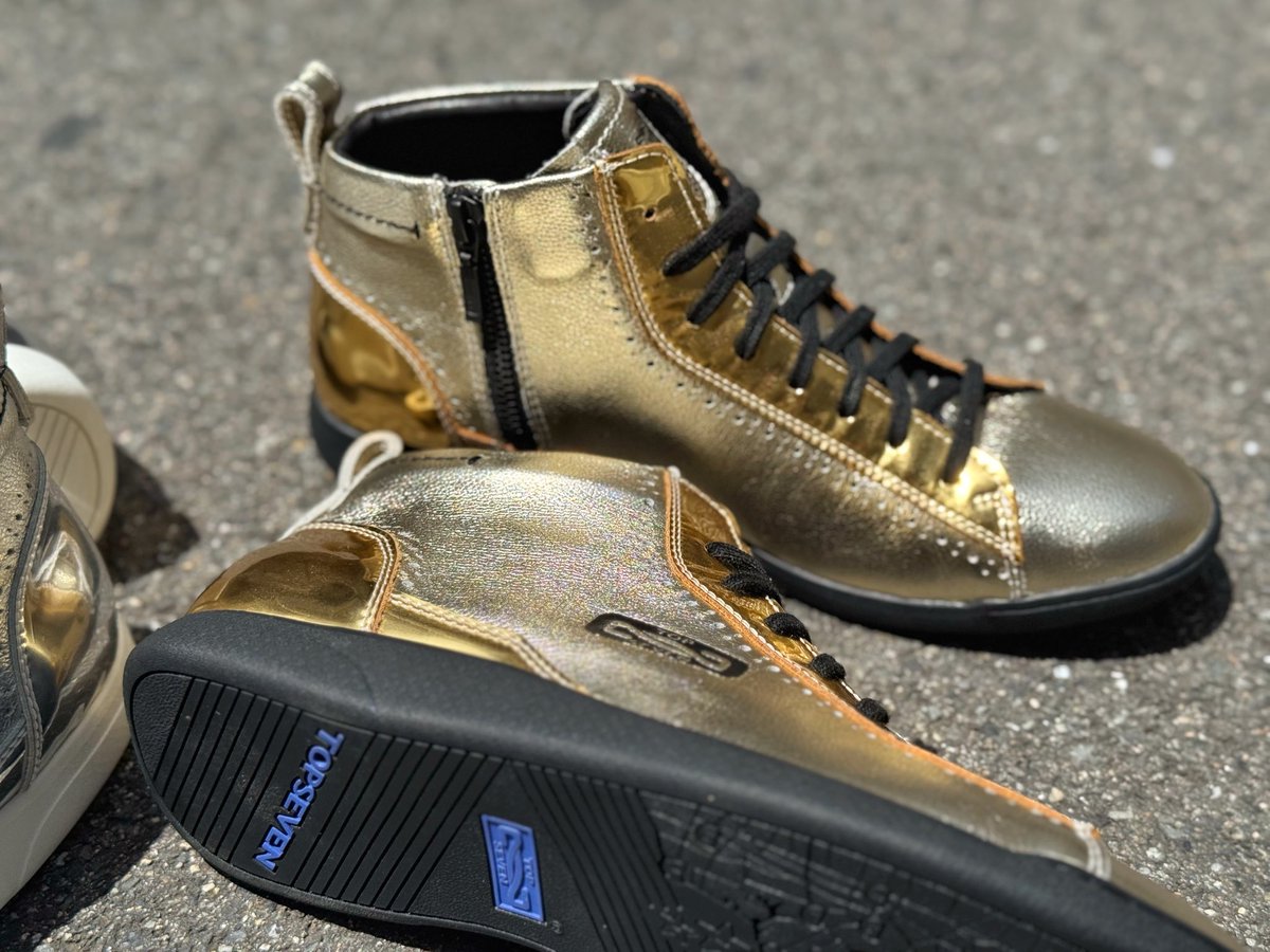 TOPtoTOP14's tweet photo. 20周年記念カラーとして登場した
Gold &amp; Silver

存在感のあるメタリックレザーに
TOP SEVENらしいシャープなシルエットを融合。

ハイカットながら重さを感じさせず、
軽い感覚で履ける一足です。

インサイドジップ仕様により着脱もスムーズ。

足元を主役にしたい日に。

#topseven  #トップセブン https://t.co/xan7s2zDny