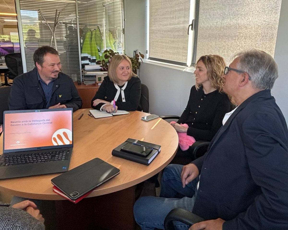 Mancoplana's tweet photo. ✅ La delegada del @govern a la Catalunya Central, Elia Tortolero, visita la #Mancomunitat per conèixer de primera mà el funcionament de l’ens i els serveis que presta als 13 pobles mancomunats

👥 Una trobada per compartir projectes, reptes i el model de cooperació local que dona servei a més de 35.000 habitants del territori

🤝 #CuidemLesPersones