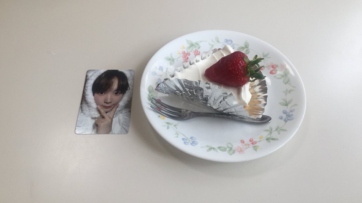 cutieryo_'s tweet photo. 🍓👭🏻🤍 https://t.co/mOi0jDA90s