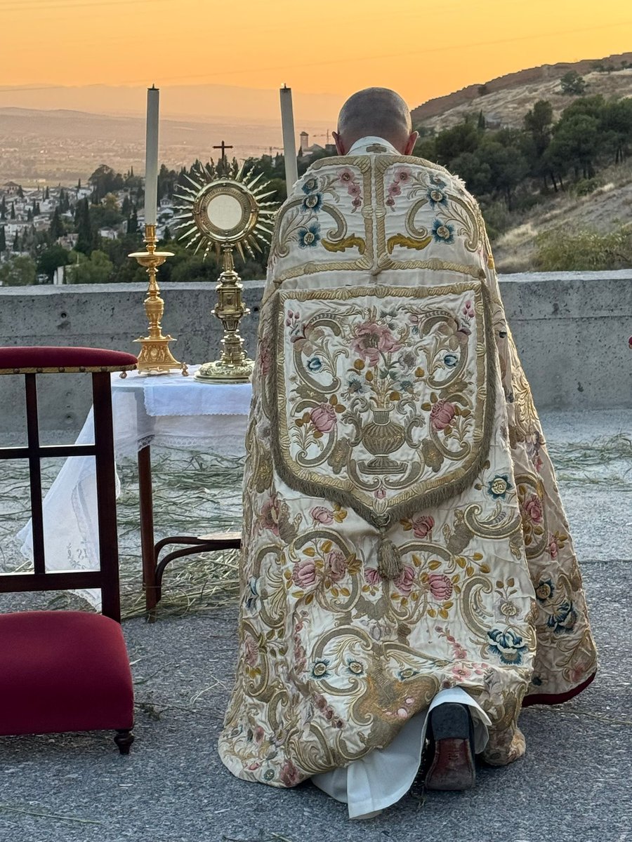 5EvangelioGr's tweet photo. Un 7 de mayo de 1600 se celebraba la primera misa en el Sacromonte. El sueño del Arzobispo Pedro de Castro, la culminación de un espacio santo por sus hallazgos. Hace de esto 426 años y al no haberse concluido las obras, esta primera misa se hizo en las “Santas” Cuevas https://t.co/FjtHEPoFmr