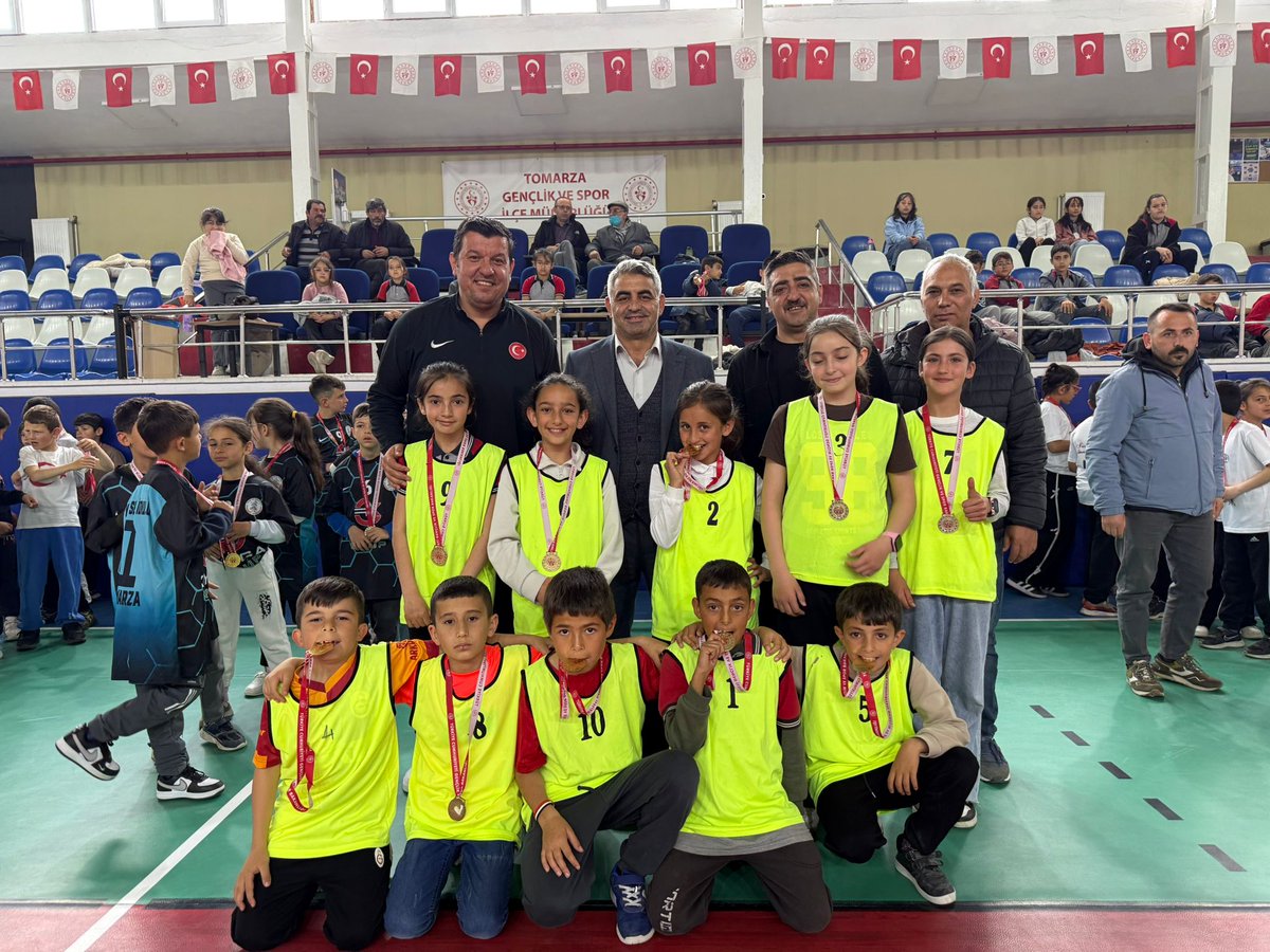 GSB_Kayseri's tweet photo. Tomarza Gençlik ve Spor İlçe Müdürlüğü Spor Salonumuzda düzenlenen Çocuk Oyunları Finalleri birbirinde heyecanlı müsabakalar ile sona erdi.

Dereceye giren takımlara düzenlenen tören ile Kupa ve Madalyaları Tomarza İlçe Müdürü Ali Kılıç, tarafından takdim edildi. https://t.co/bxVyt0acY8