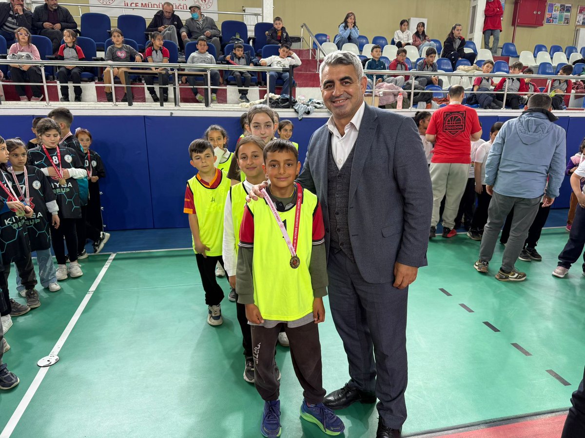 GSB_Kayseri's tweet photo. Tomarza Gençlik ve Spor İlçe Müdürlüğü Spor Salonumuzda düzenlenen Çocuk Oyunları Finalleri birbirinde heyecanlı müsabakalar ile sona erdi.

Dereceye giren takımlara düzenlenen tören ile Kupa ve Madalyaları Tomarza İlçe Müdürü Ali Kılıç, tarafından takdim edildi. https://t.co/bxVyt0acY8