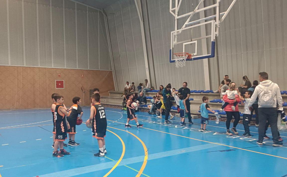 cbestuct's tweet photo. Gran jornada de nuestro prebenjamín 🏀🧡

Con solo cinco jugadores, el equipo compitió al máximo en dos partidos muy igualados. Un encuentro se escapó en tiros libres y el otro acabó en victoria.

Orgullo de equipo y mucho esfuerzo 💪

Go Estu!! 🧡🖤🏀 https://t.co/s7CDlFu0Mn