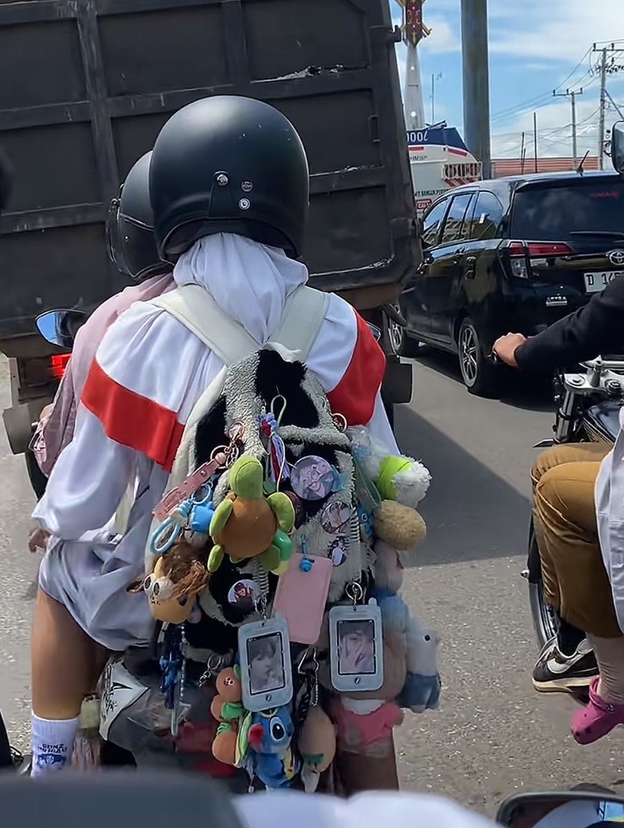 lucu dek, pas jalan kaya delman😭