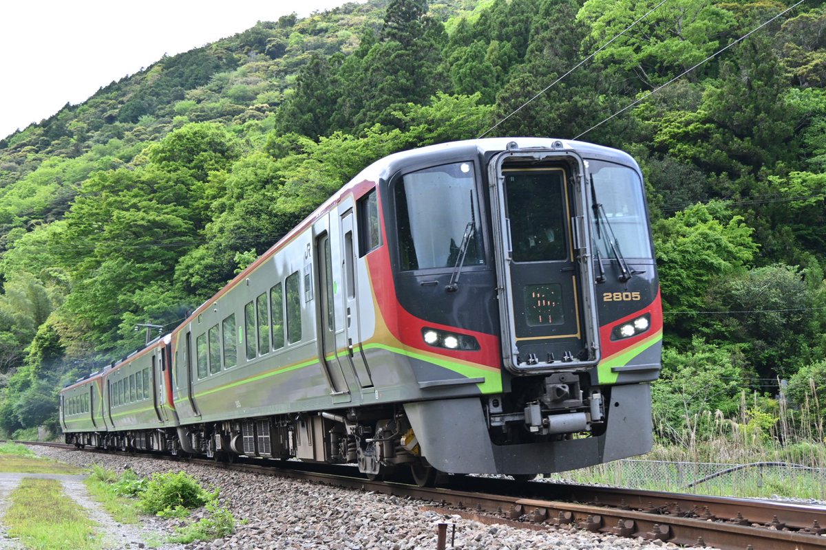 Yabicas0124's tweet photo. JR土讃線
(1枚目)土佐北川→大杉 南風18号 48D 2700系 3B レッドアンパンマン
(2枚目)大杉→土佐北川 南風11号 41D 2700系 3B
令和8年5月7日(木) https://t.co/dxzJ5t7IAL